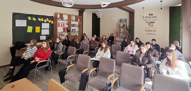 Здобувачі в аудиторії під час лекції